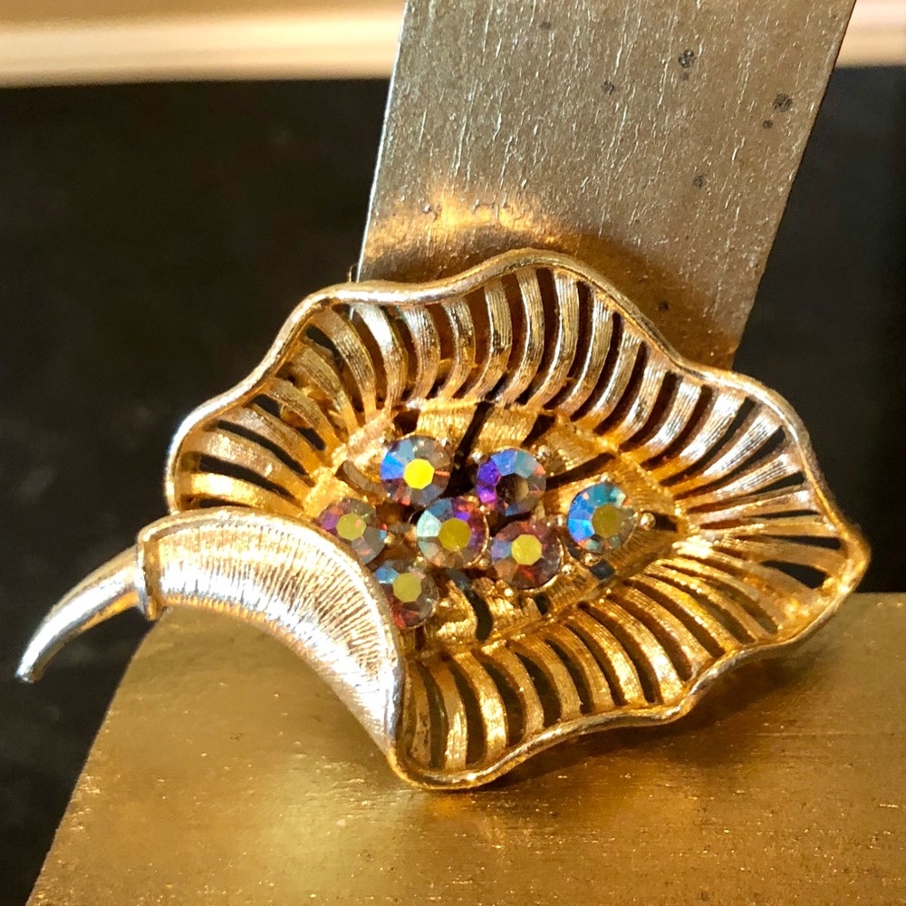 Vintage Lisner rhinestone brooch pin